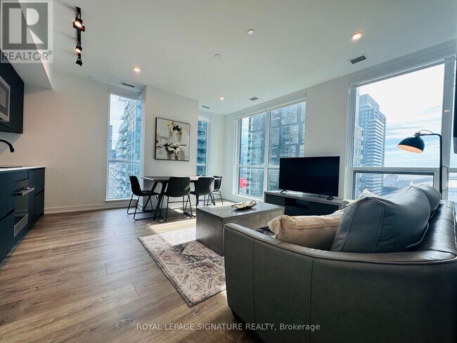 Photo du bâtiment - 327 King St W