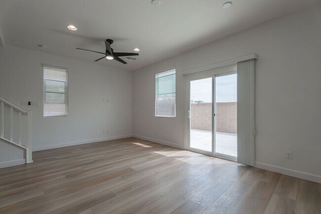 Foto del edificio - 5474 Enchanted Rose St