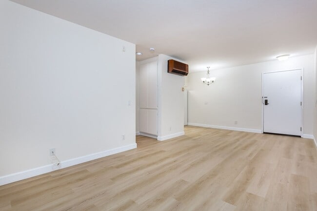 Building Photo - Second Floor Condo at the Regency Villas Community