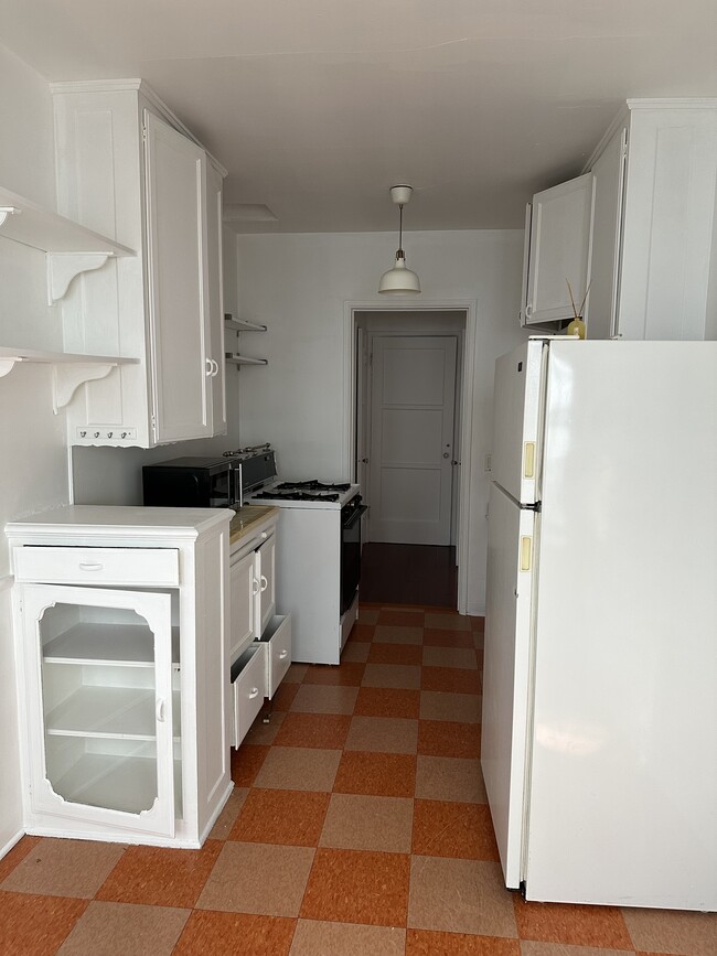 Kitchen - 1134 N Fuller Ave