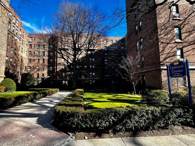 Well maintained Esplanade Gardens - 531 E Lincoln Ave