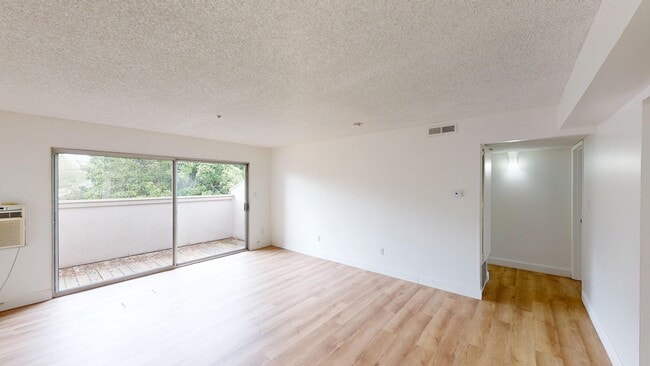 living area - Kingwood Apartments