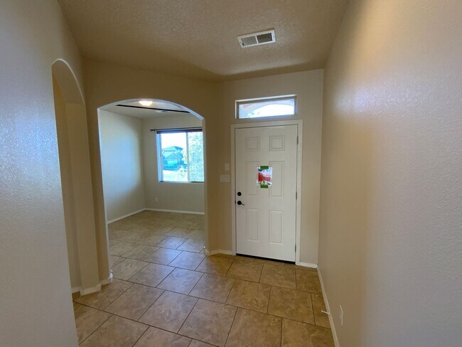 Foto del edificio - 4 Bedroom Home Available Near Golf Course ...