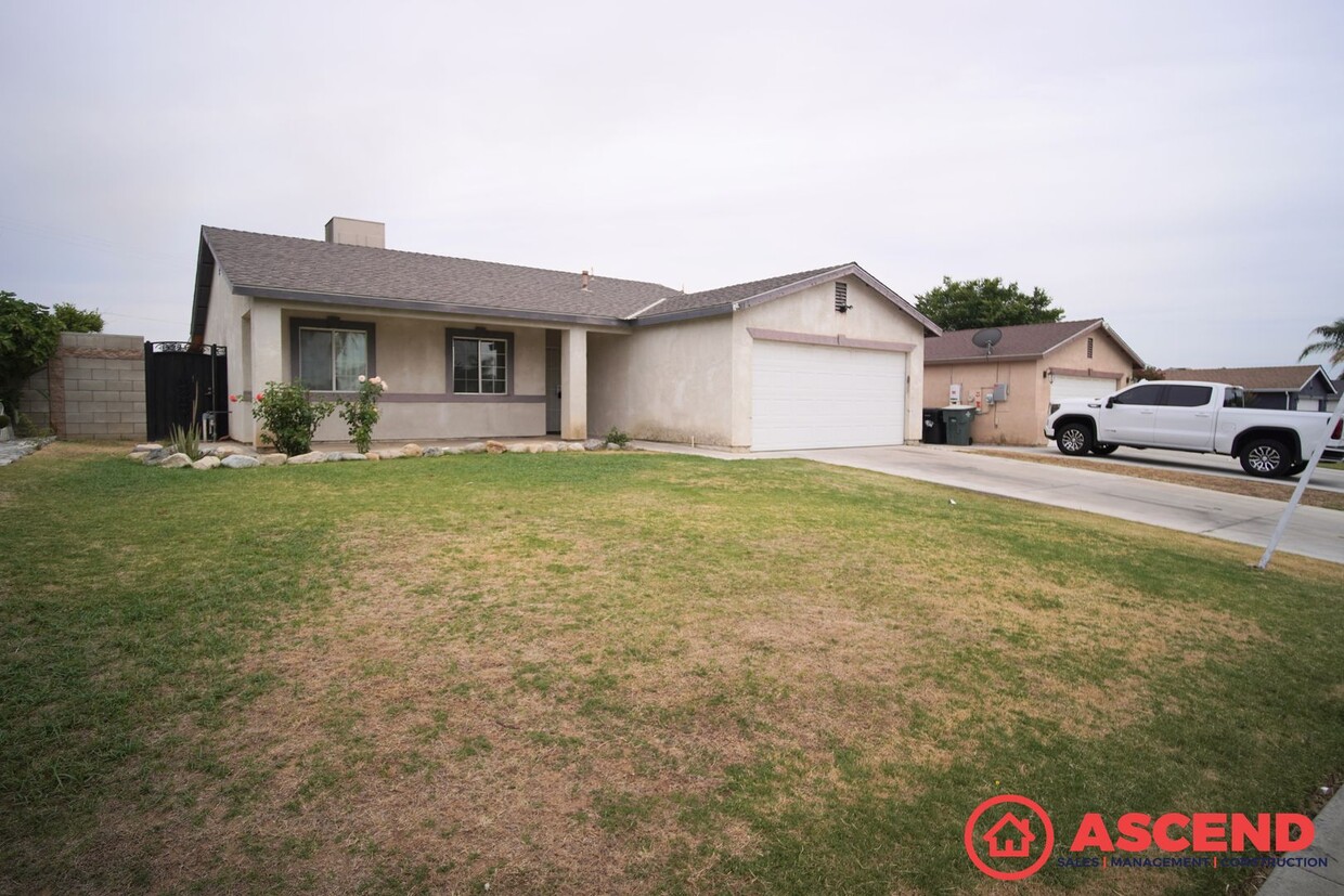 Foto principal - Lovely Home in East Bakersfield!