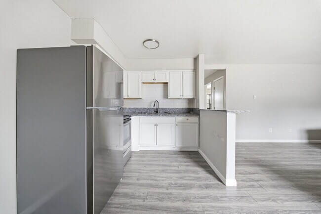 Building Photo - Gorgeous 2 Bedroom Remodeled Apt with Granite and Stainless!