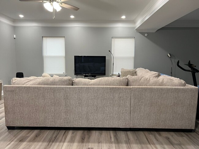 Building Photo - Fully furnished 3 Bedrooms Single Family H...