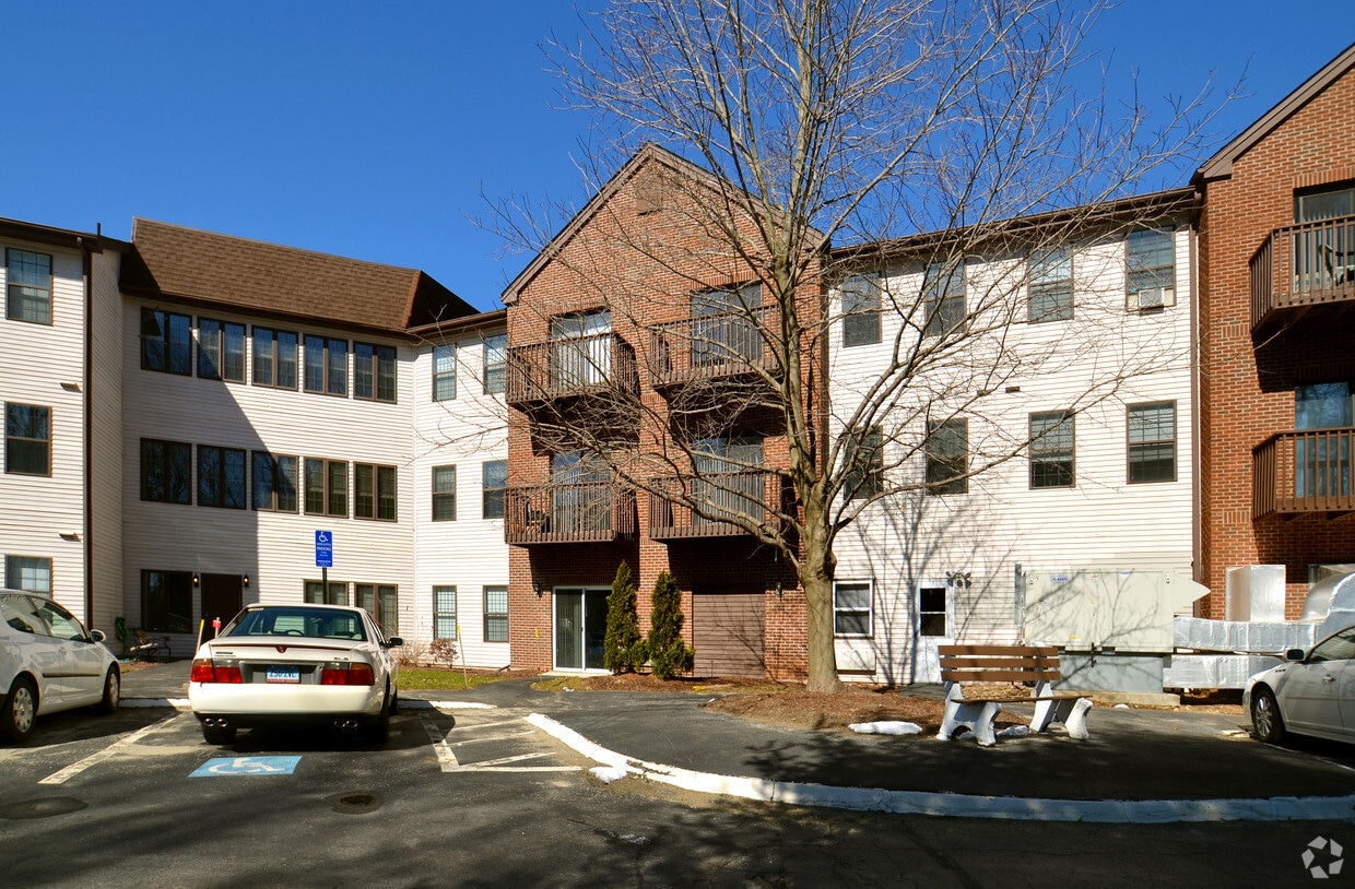 Cedar Woods Apartments in Branford, CT