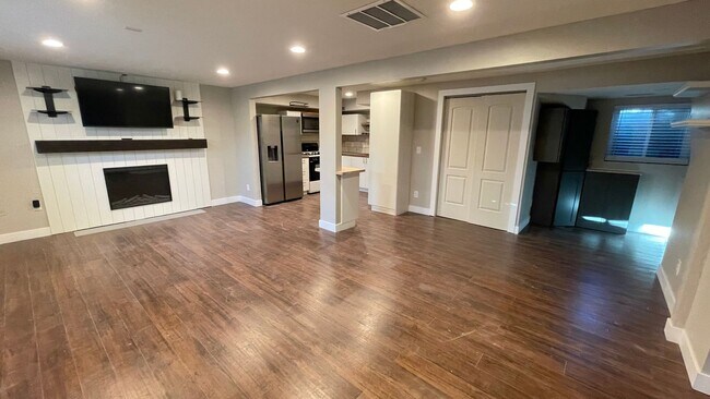 Building Photo - Beautiful 3 bedroom basement apartment!
