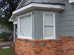 Building Photo - 856 Center St