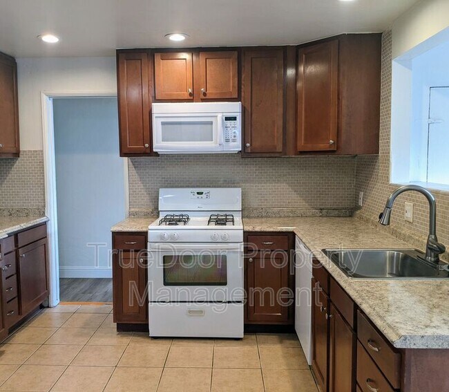 Building Photo - 8622 Lampson Ave
