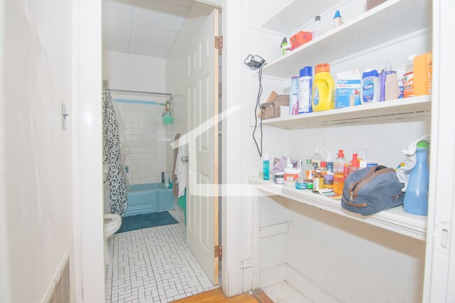 Building Photo - 2Br/1Bth, Available Sep. 1, 2026. Great for a rommate students. MUST SEE!!