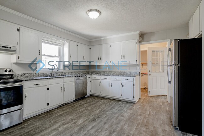 Foto del edificio - NOW OFFERING $250 OFF FIRST FULL MONTH IF ...