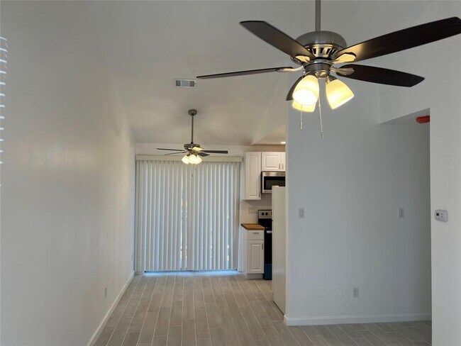 Building Photo - 1015 E Yager Ln