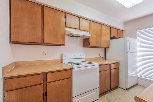 Building Photo - 3901 Woodchase Dr