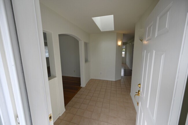 Building Photo - 3 bed 2 bath, close to Carrie Blake Park a...