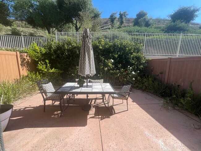 Foto del edificio - 3011 E Hillcrest Dr