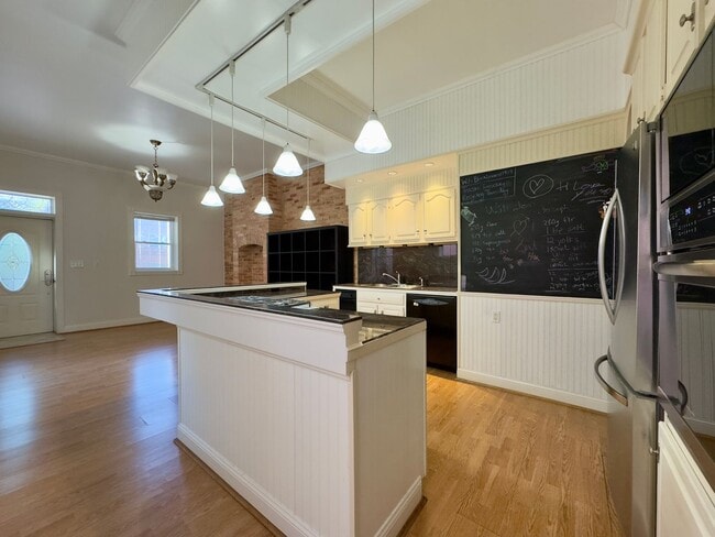 Building Photo - Elegant Urban Living in a Classic End-Row ...