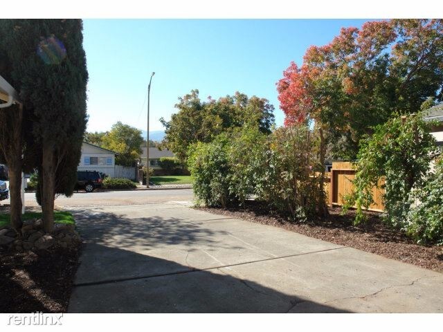 Building Photo - 1055 Wallace Dr