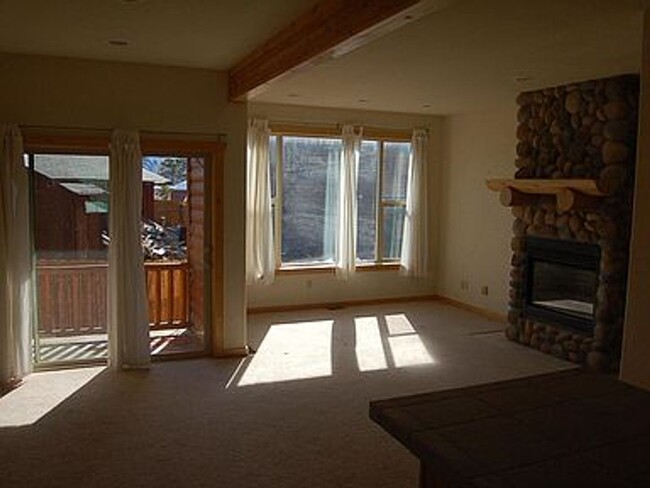 Building Photo - Granby Town House For Rent
