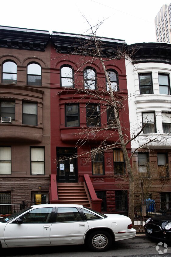 Building Photo - 336 W 71st St