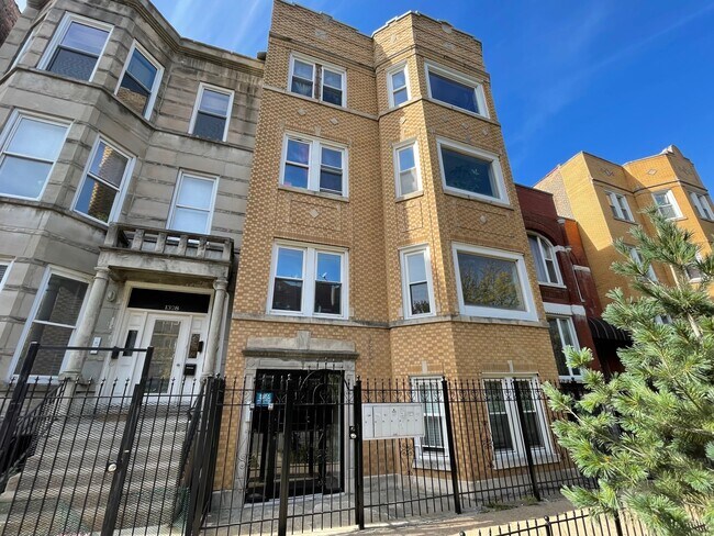 Foto del edificio - 1330 N Artesian Ave