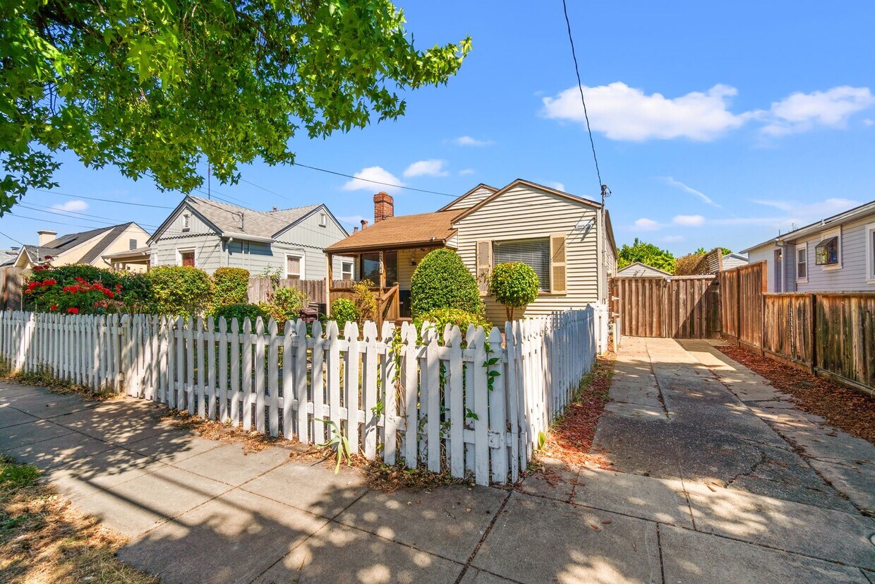 Primary Photo - Charming Oakland Oasis with Detached Works...