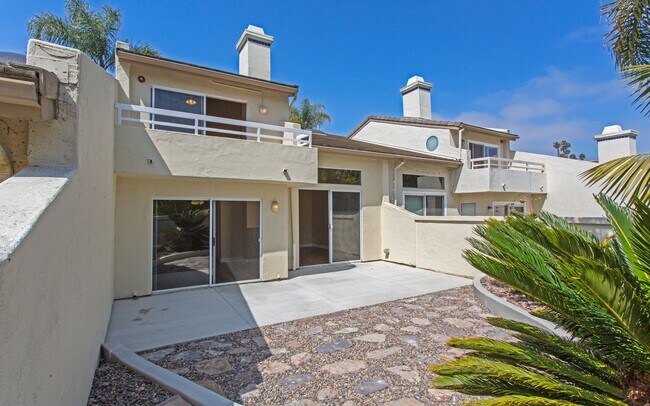 Building Photo - Gorgeous Townhome in Laguna Del Mar Community!