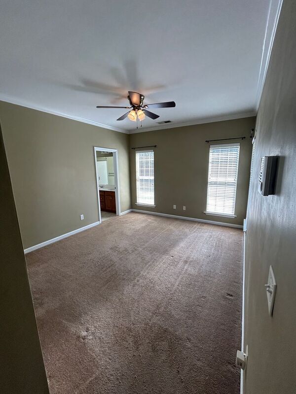 Building Photo - 4760 Longmeadow Dr