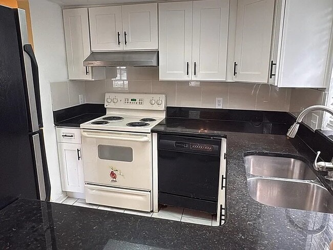 Building Photo - 1082 Old S Dr