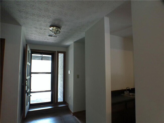 Building Photo - 10030 Piney Ridge Walk