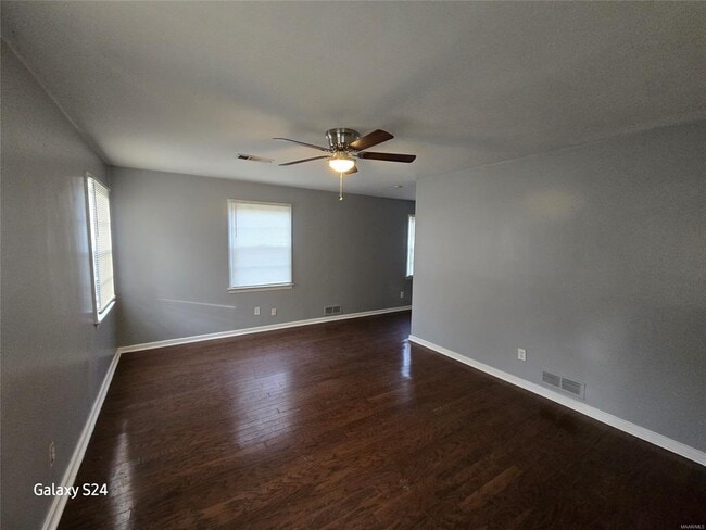 Building Photo - 2141 Meadowlane Dr