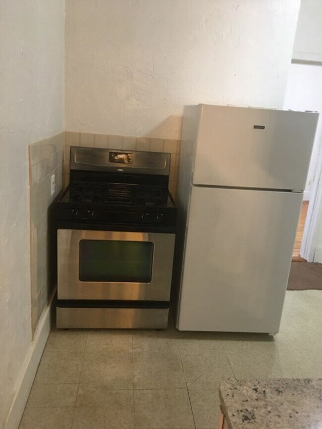 Foto del edificio - Great Allston 3-bed with Washer/Dryer and Private Deck!