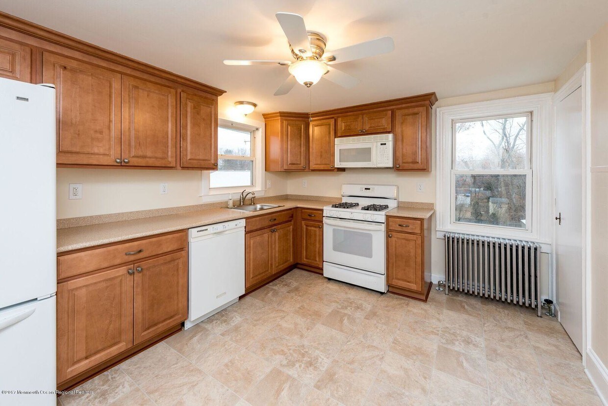 Primary Photo - 37 E Railroad Ave