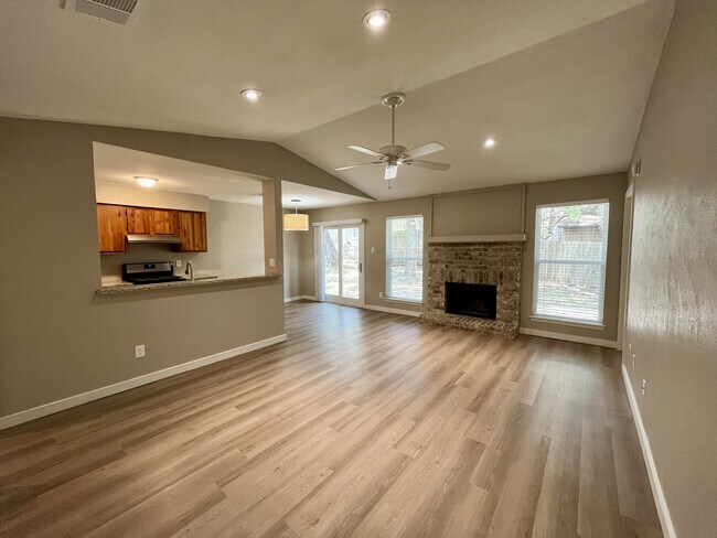 Foto del edificio - 4501 Dorsett Oaks Cir
