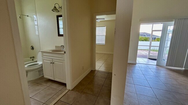 Building Photo - 2529 SW 11th Ct