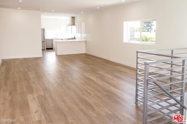 Building Photo - 4 br, 3 bath Condo - 4632 1/2 W 18th St