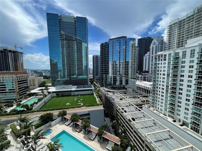 Building Photo - 1300 Brickell Bay Dr