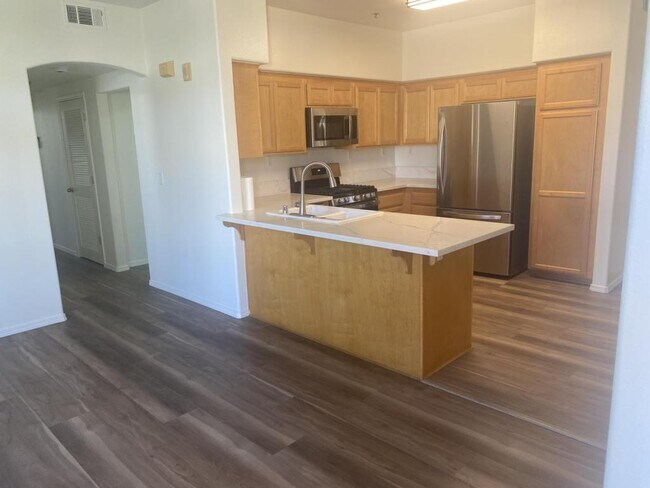 Foto del edificio - 310 W McCoy Ln