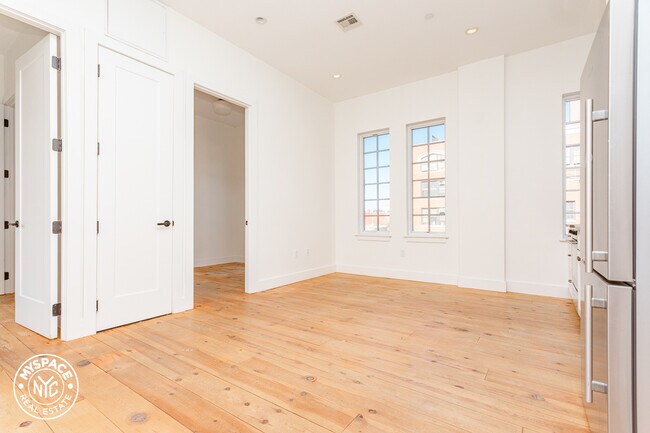 Foto del edificio - 271 Metropolitan Ave