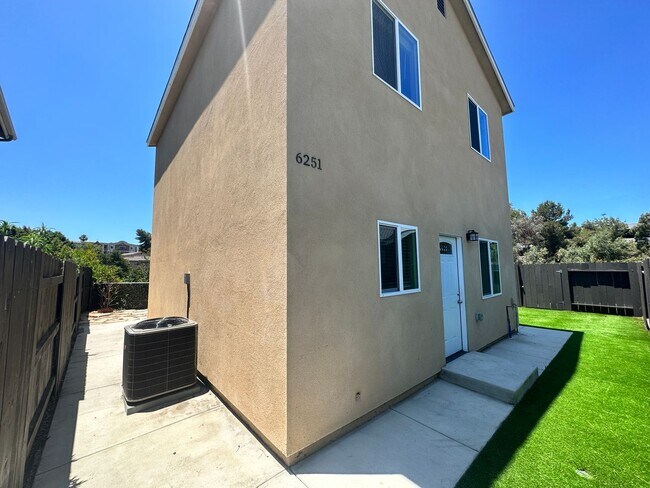 Foto del edificio - 4 bed house on Adobe! (Lease out, pending signatures. Check back in a few days!)