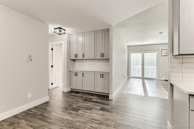 Building Photo - 1150 Golden Cir