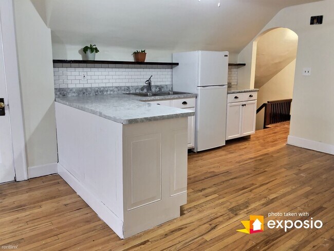 Foto del edificio - 2 br, 1 bath Triplex - 2621 Idlewood Road 3