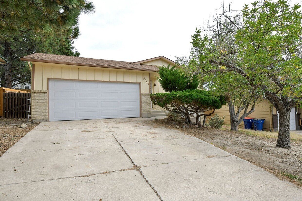 Foto principal - North Springs Ranch with 5 bedrooms 3 bath...