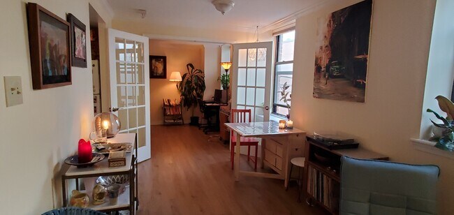 Área de estar (mirando hacia el dormitorio 2) - 1436 Meridian Plz NW