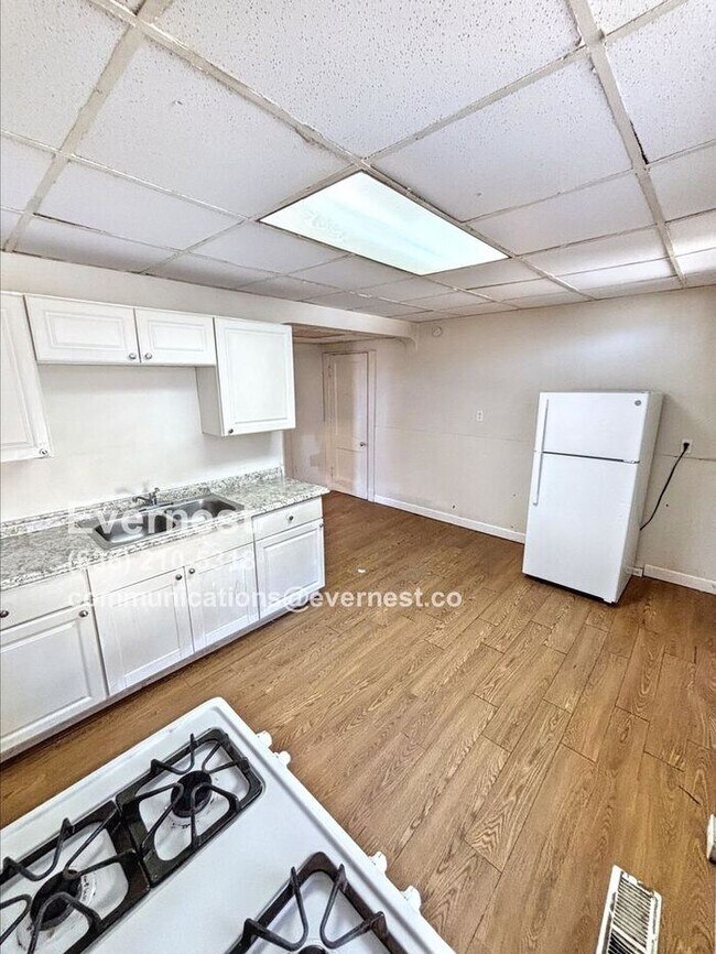 Foto del edificio - Charming 1-Bedroom, 1-Bathroom Apartment i...
