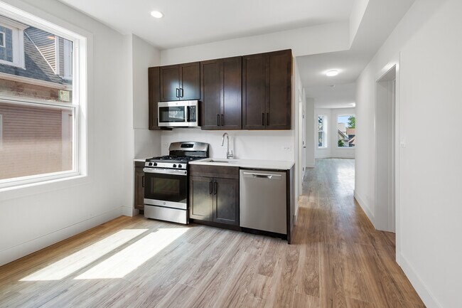 Foto del edificio - 1921 W Summerdale Ave