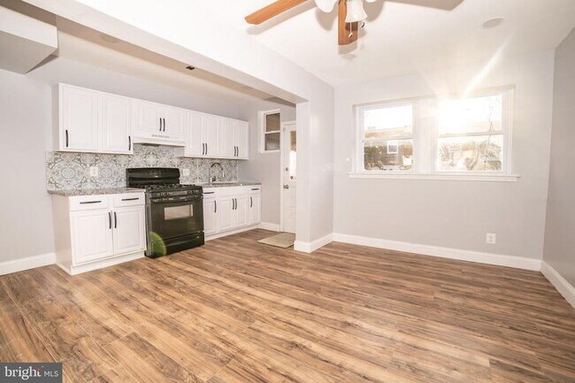 Building Photo - 2648 S 68th St