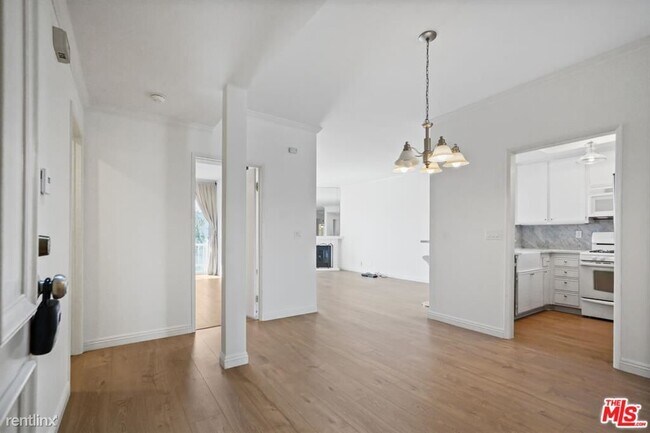 Foto del edificio - 2 br, 1.5 bath Condo - 8505 Gulana Ave Uni...