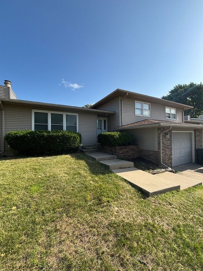 Building Photo - 3 Bed/ 1.5 bath Duplex for rent in desirable Waterloo location!