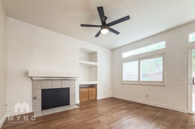 Building Photo - 305 Diamante Way